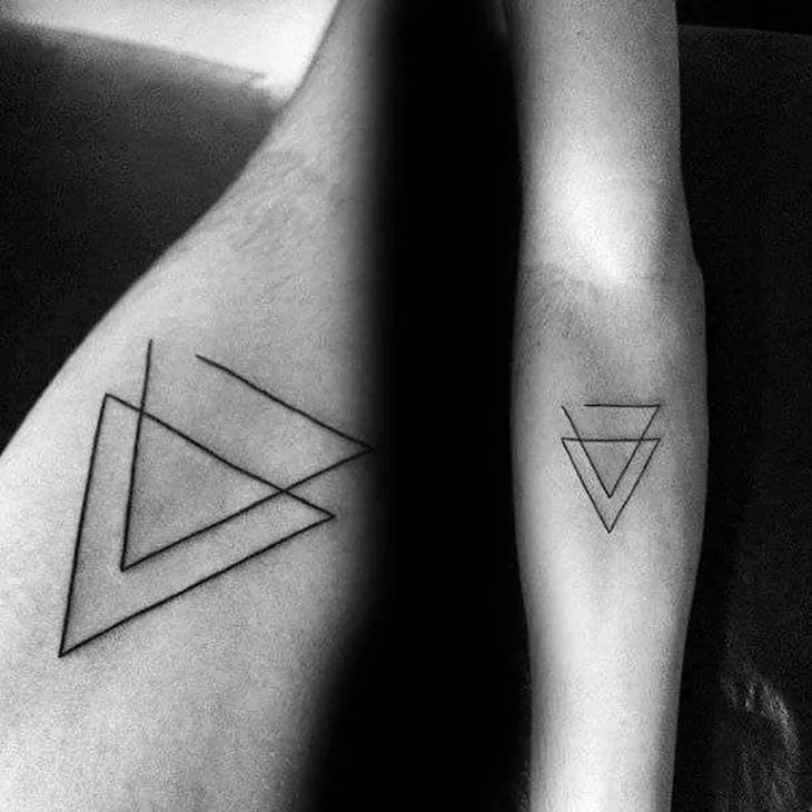 Tatouage de deux triangles superposés sur l’avant bras pour homme