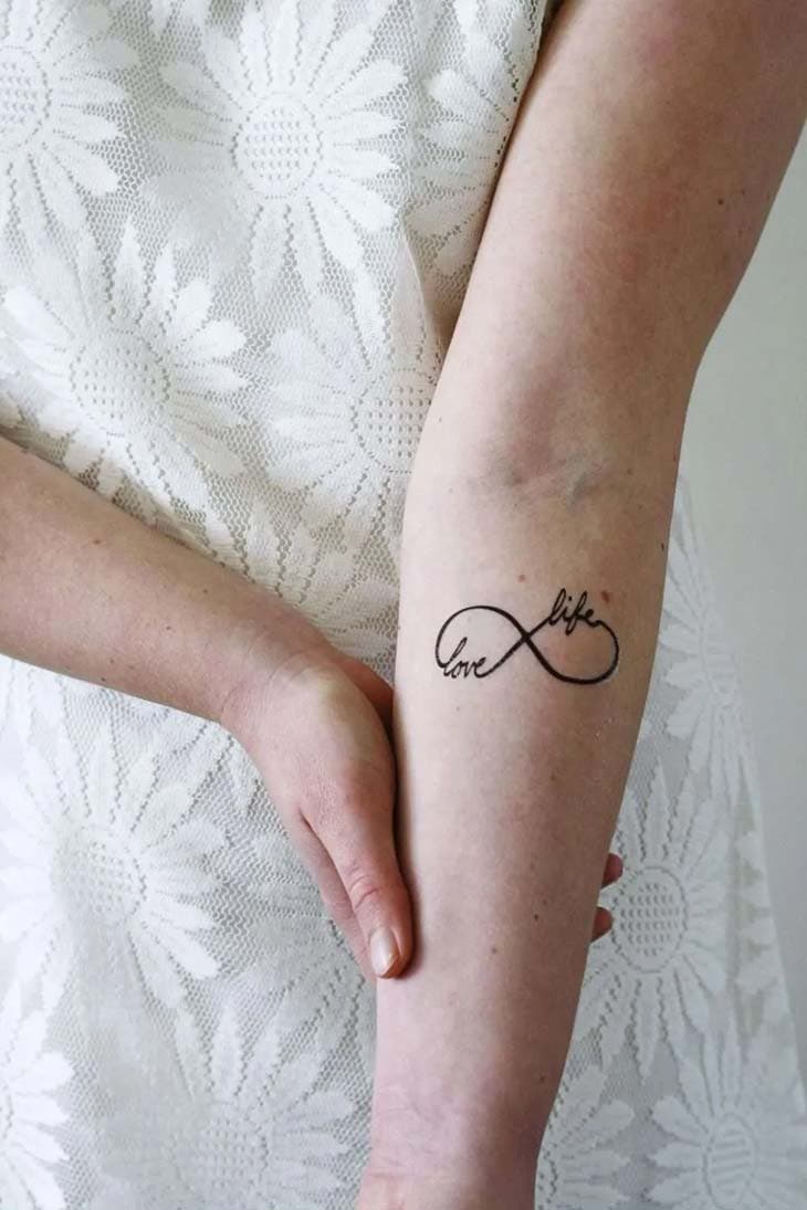 Tatouage symbole avec “love-life”, qui signifie “aimer-la vie”