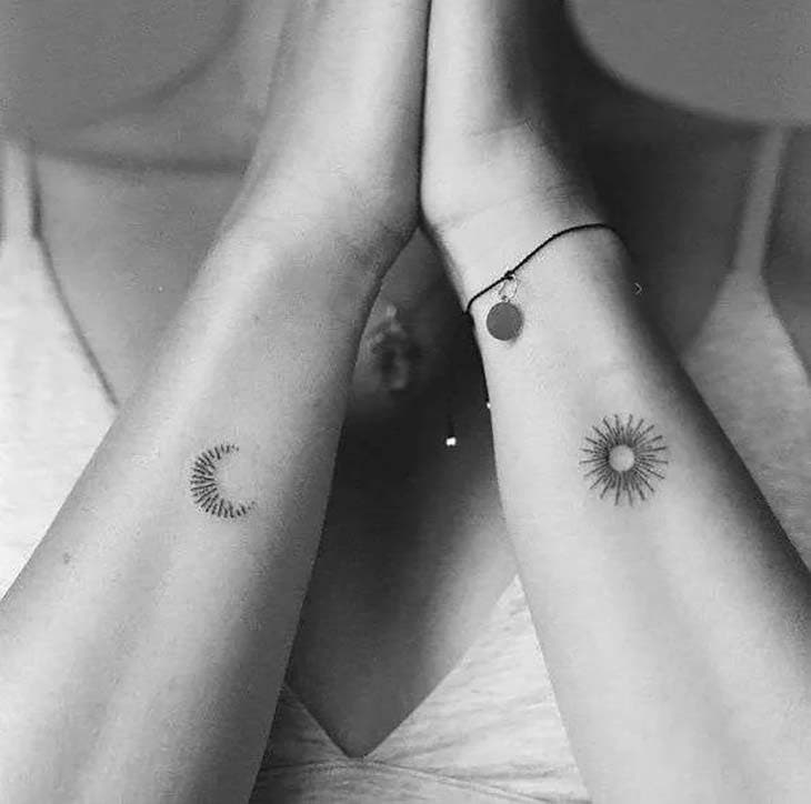 Tatouage du croissant de lune sur le poignet droit et le soleil sur le poignet gauche pour femme