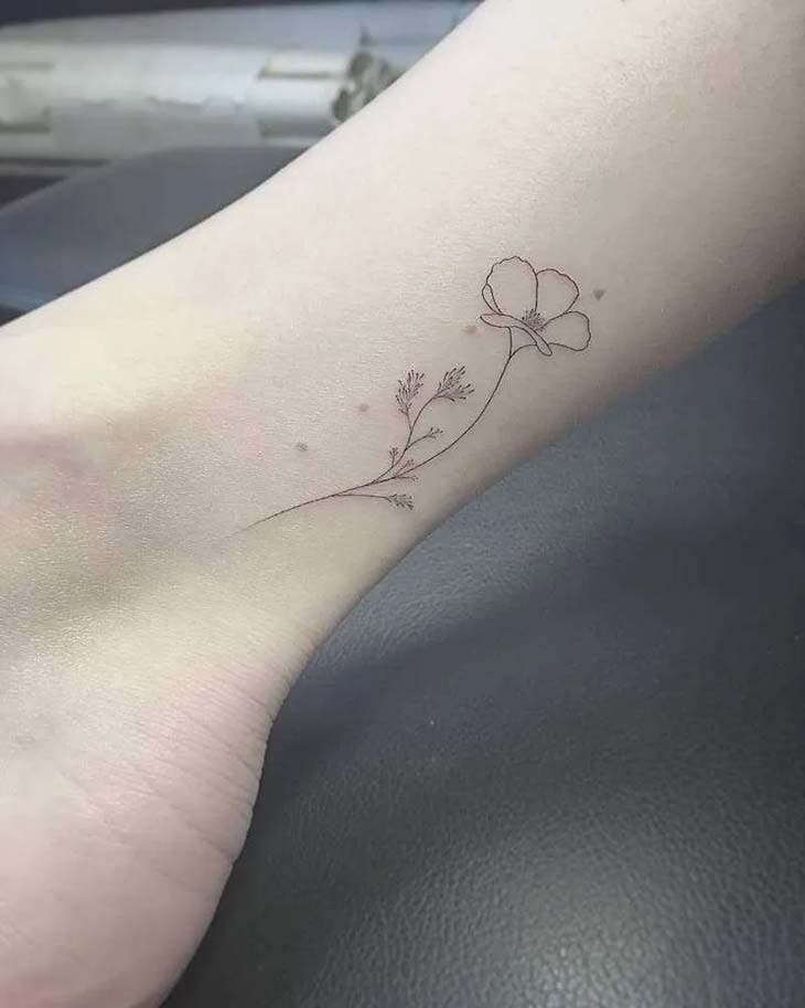 Tatouage minimaliste d’une fleur fine sur la cheville pour femme
