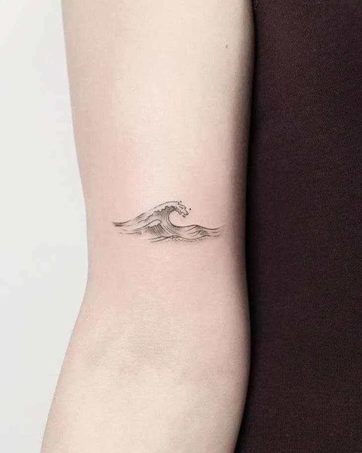 Tatouage de la vague océanique sur le bras