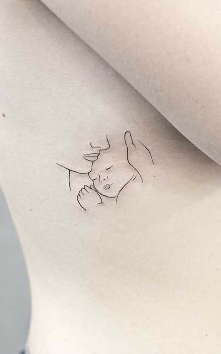 Tatouage d’un bébé et sa maman