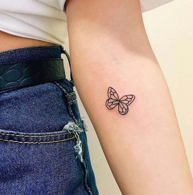 Tatouage d’un très beau papillon sur l’avant bras d’une fille. 