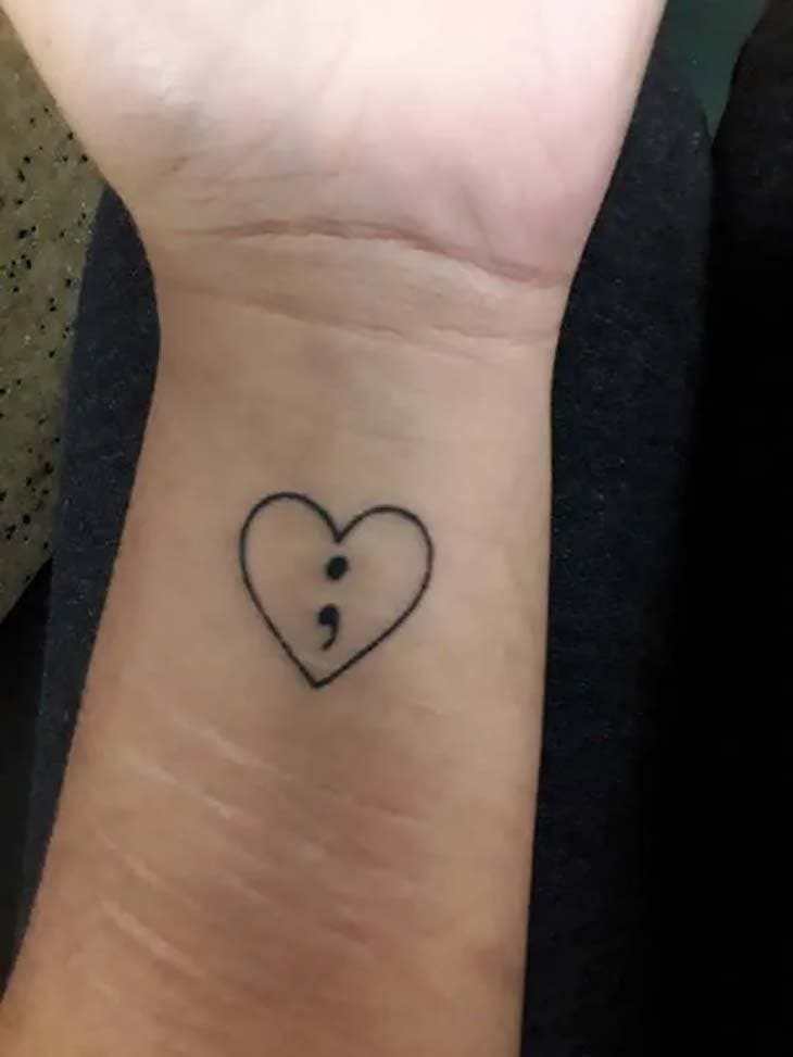 Tatouage du cœur avec point virgule à l’intérieur sur le poignet