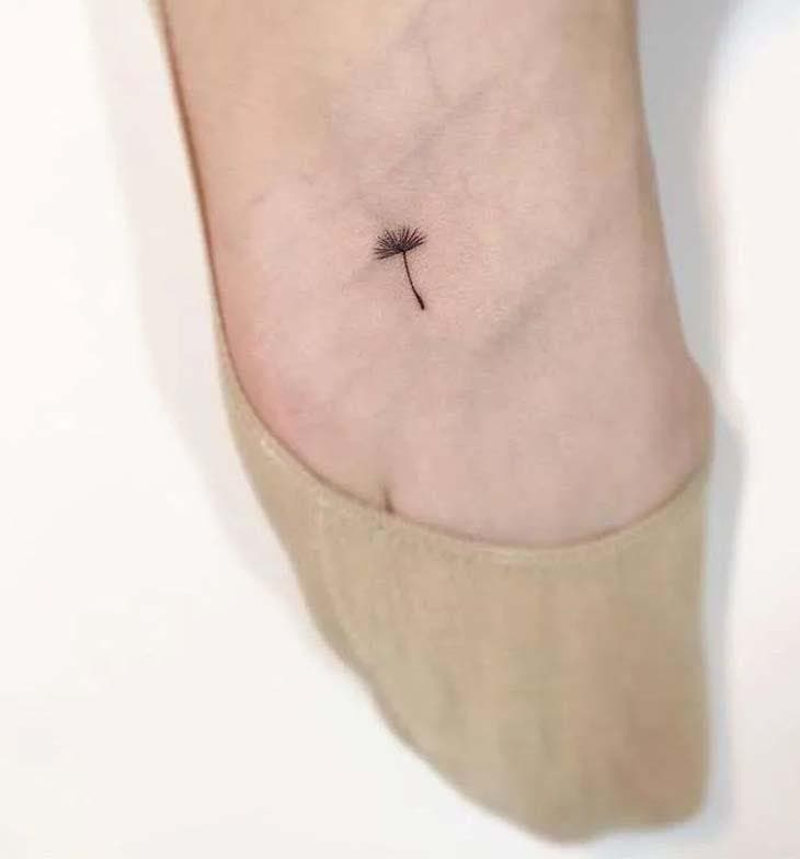 Petit palmier tatoué sur le pied