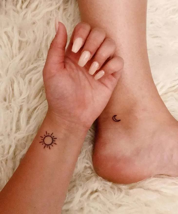 Tatouage d’un petit croissant de lune sur la cheville et d’un petit soleil sur le poignet