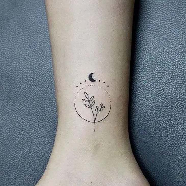 Tatouage de la fleur avec croissant de lune au-dessus