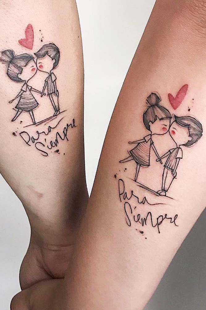 Deux tatouages représentant des personnages qui s’aiment et qui se font un bisou avec la mention “pour toujours”