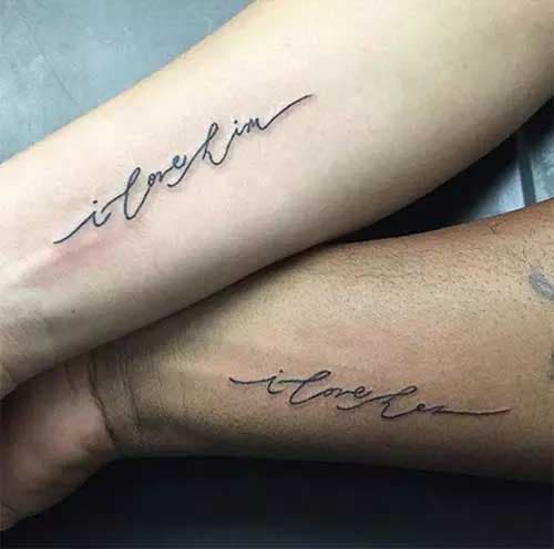 Deux tatouages avec la mention “je l’aime”