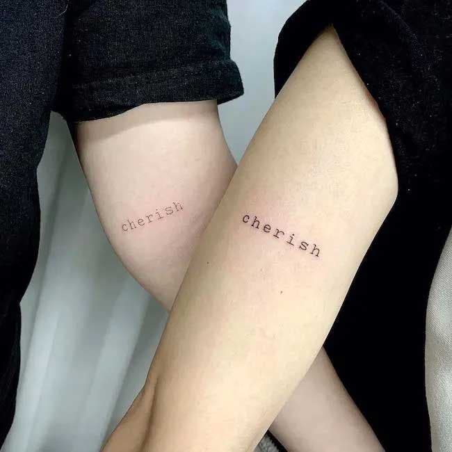 Deux tatouages similaires simples avec la mention “chérir