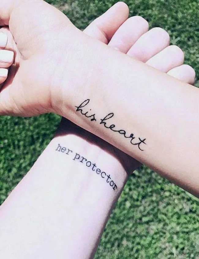 Deux tatouages avec la mention “son protecteur d’un côté et “son cœur” de l’autre