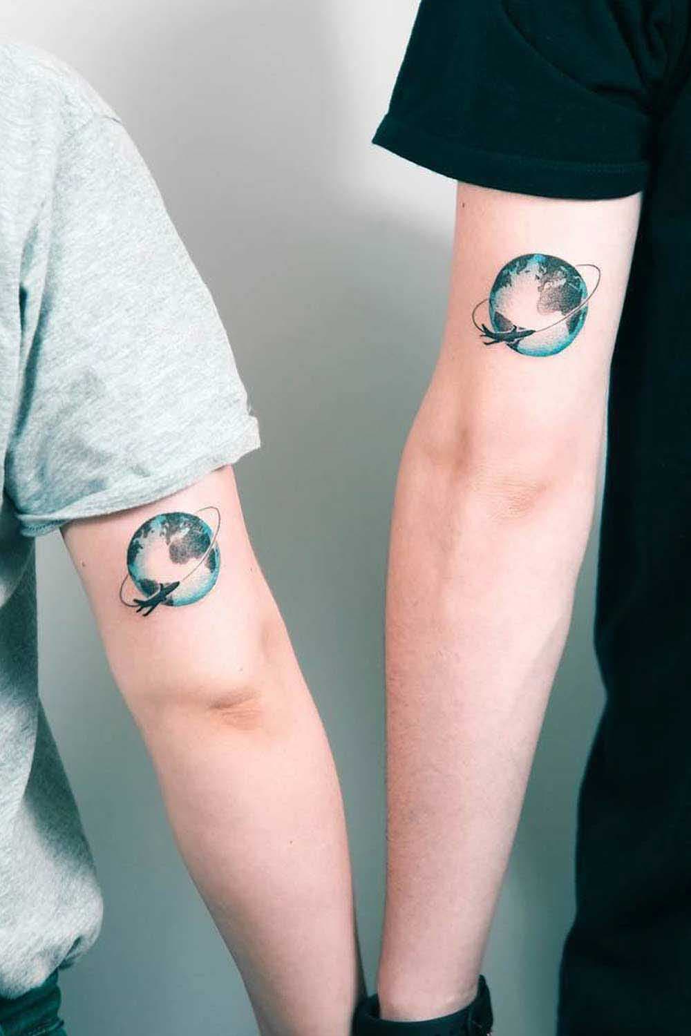 Deux tatouages identiques pour les amoureux du voyage
