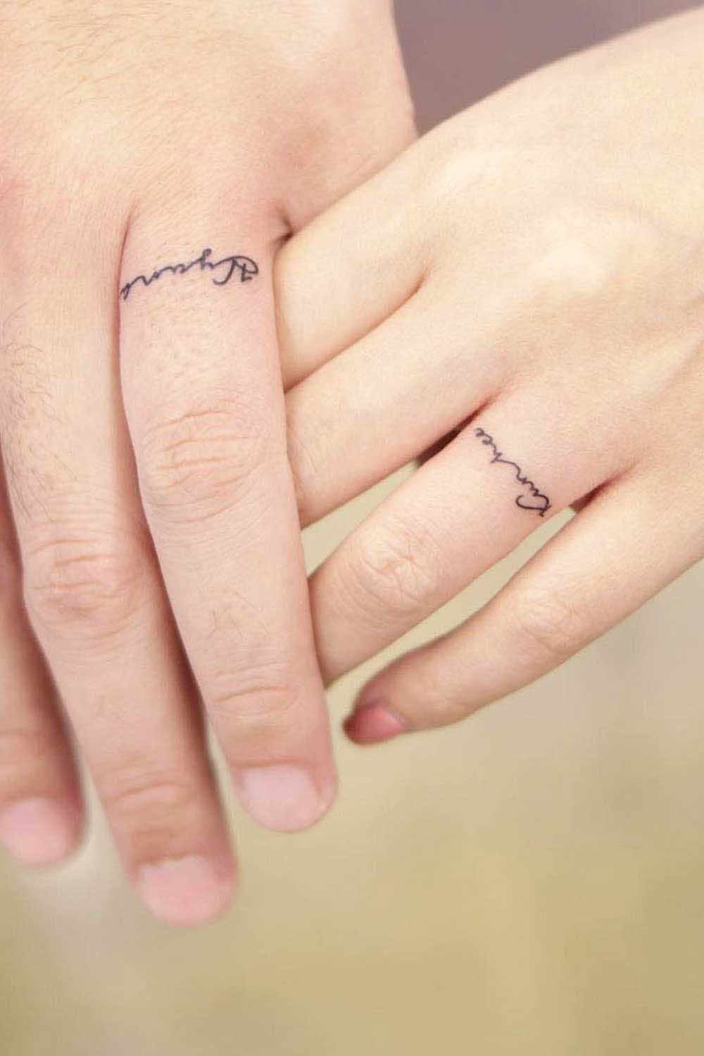 Des annulaires tatoués du même mot pour former de beaux anneaux