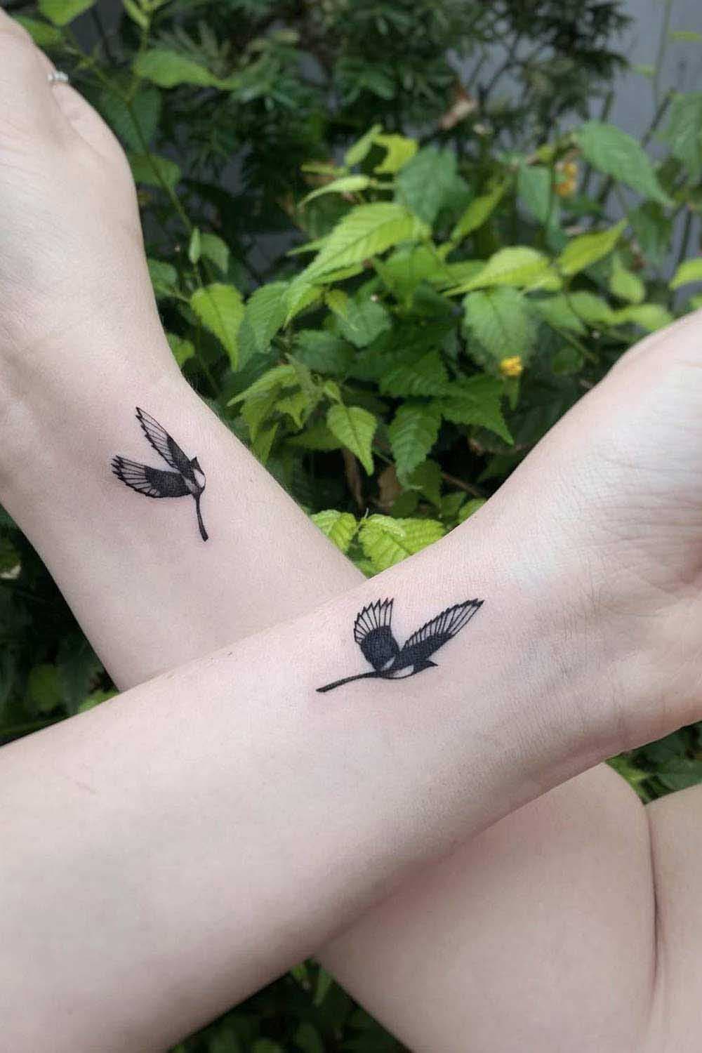 Deux tatouages montrant deux oiseaux de la même race en plein vol