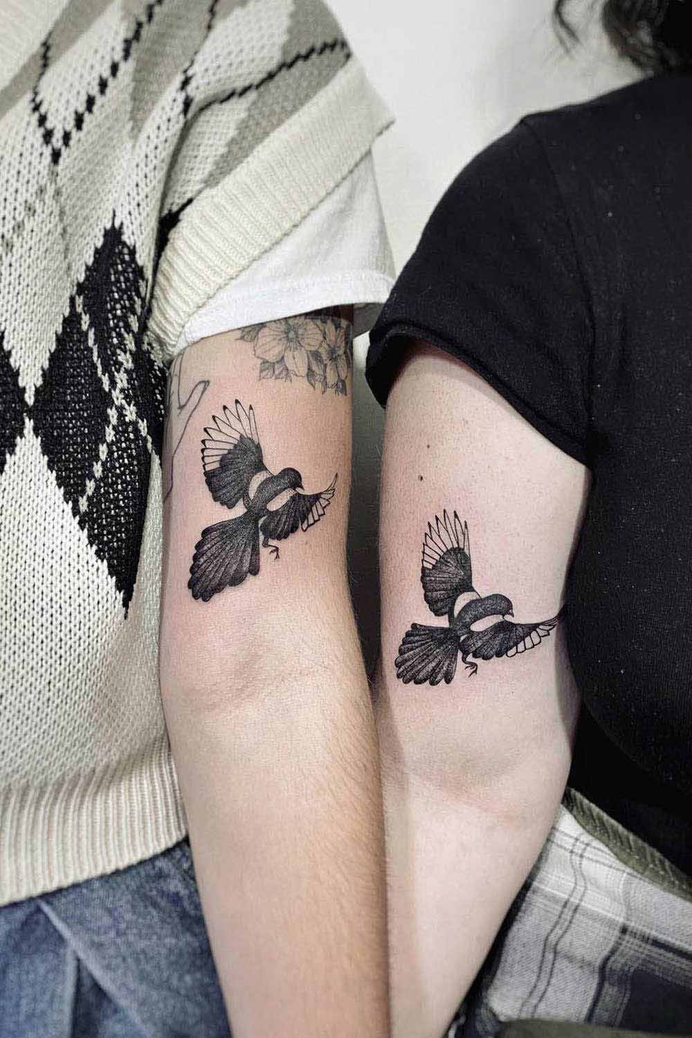Deux tatouages montrant deux oiseaux de la même race avec les ailes déployées
