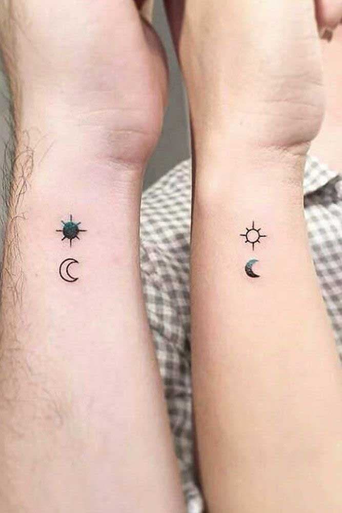 Petits tatouages minimalistes et discrets représentant le soleil et la lune en blanc et en noir