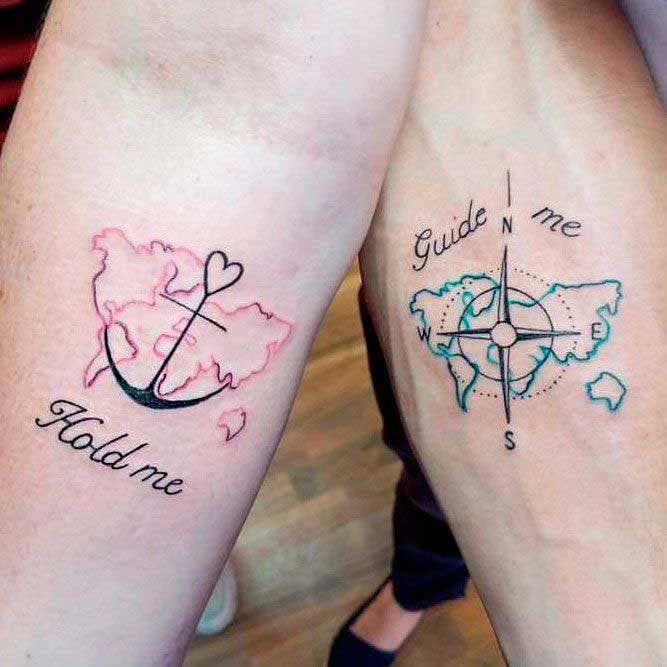Deux tatouages représentant la carte du monde avec une ancre et une boussole