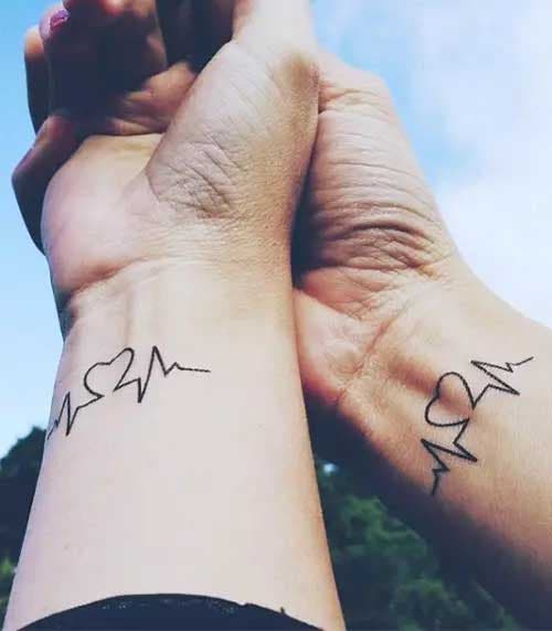 Deux tatouages représentant une ligne de fréquences cardiaques qui forme un cœur