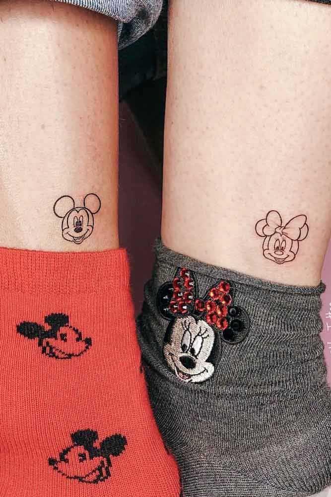 Tatouages représentant les visages de mickey mouse et de sa chérie