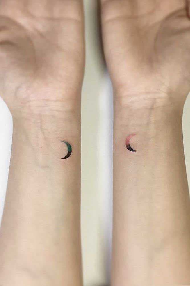 Deux tatouages représentant les deux croissants de lune en couleur