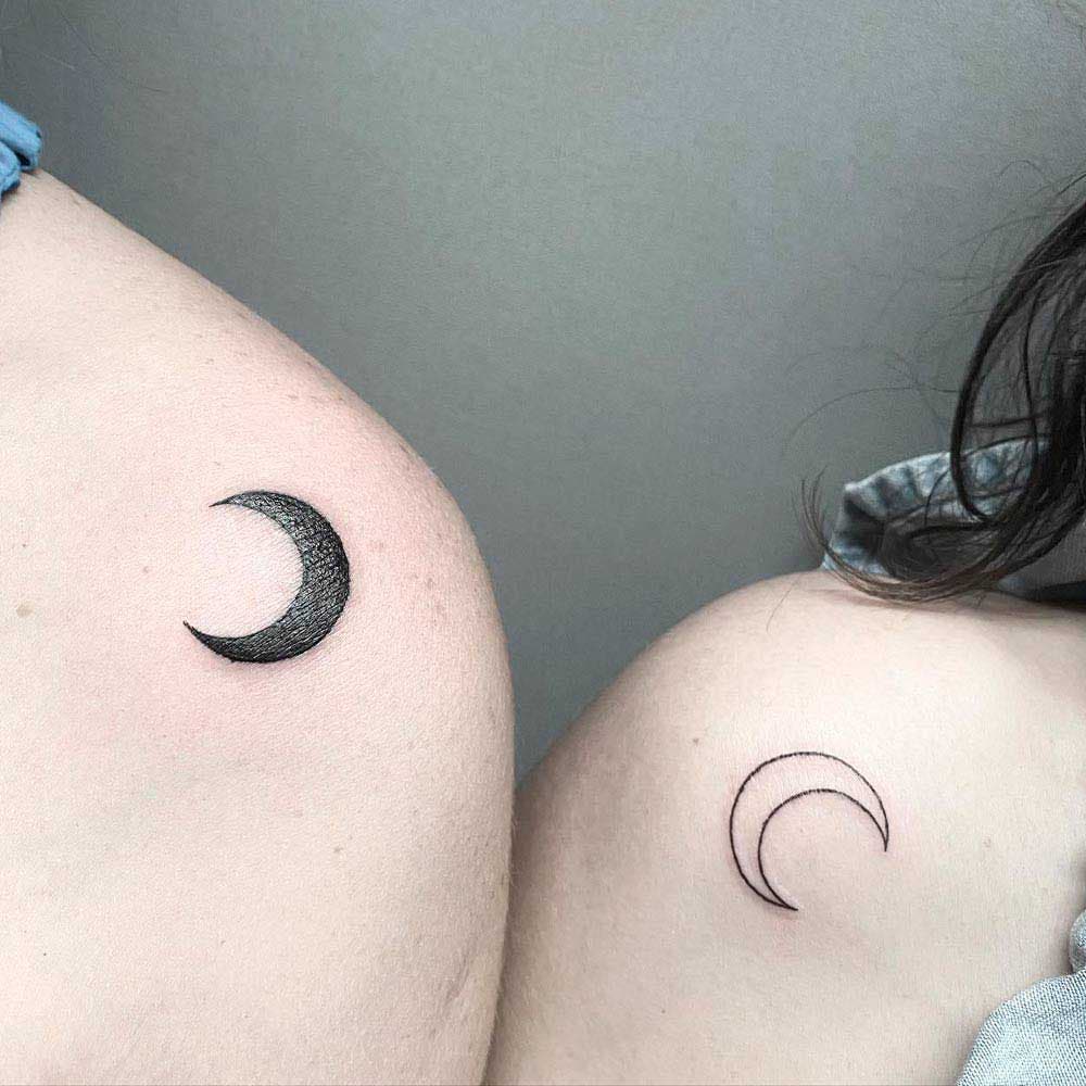 Deux tatouages représantant les deux croissants de lune en noir et blanc