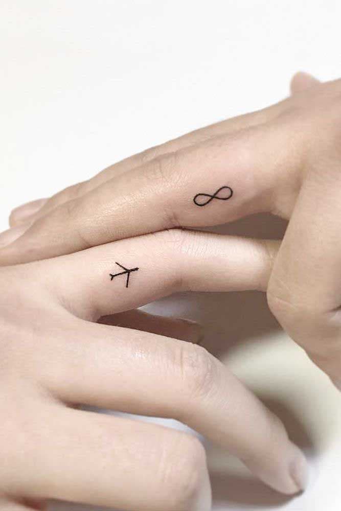 Deux tatouages minimalistes représentant un avion et le signe de l’infini