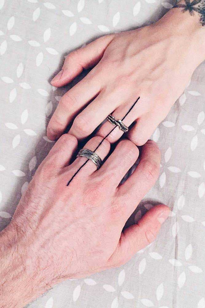 Deux tatouages très simples en forme de ligne droite qui se complètent d’un doigt à l’autre