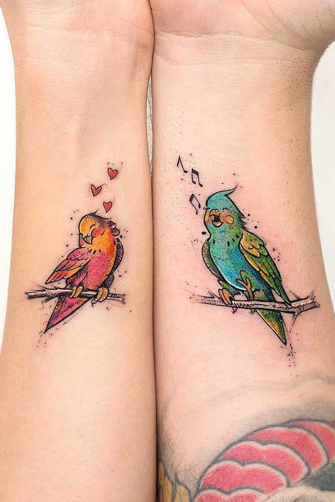 Deux tatouages représentant des oiseaux, le mal chantant pour sa femelle