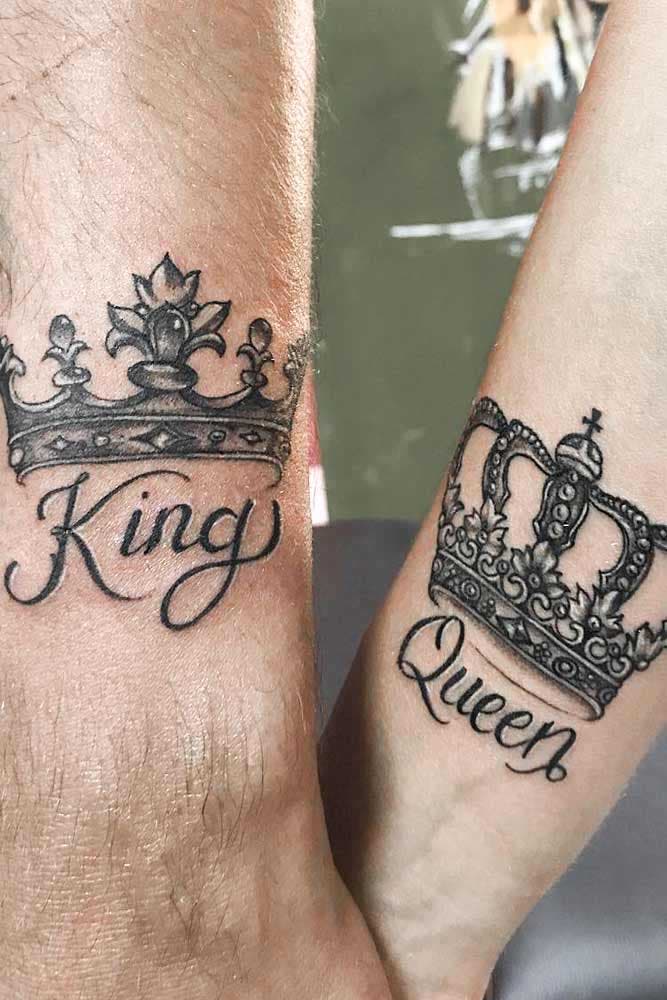 Deux tatouages sur le poignet représentant les couronnes du roi et de la reine