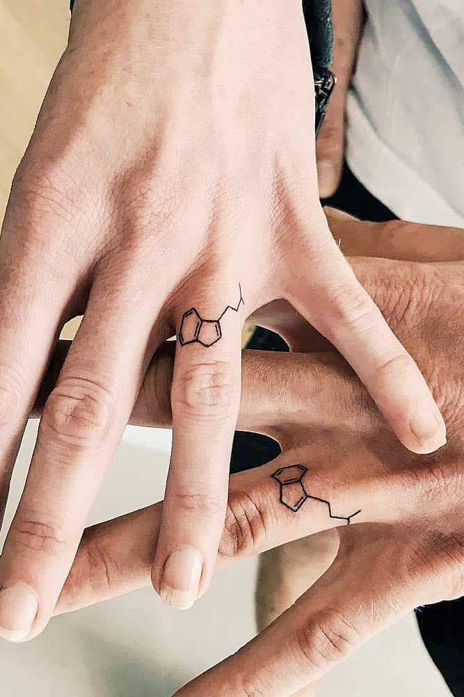 Deux tatouages similaires représentant l'élément chimique de la sérotonine