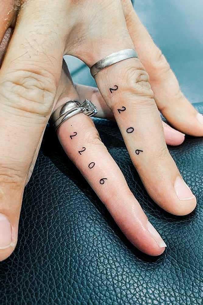 Deux tatouages sur les doigts représentant une date importante pour le couple