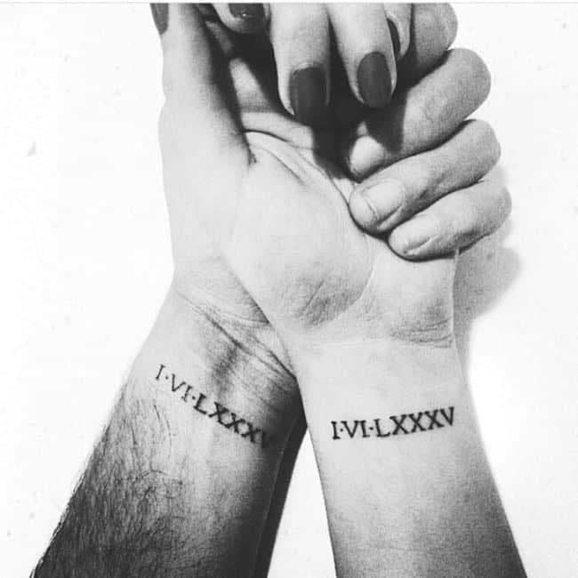 Deux tatouages sur le poignet représentant une date importante pour le couple