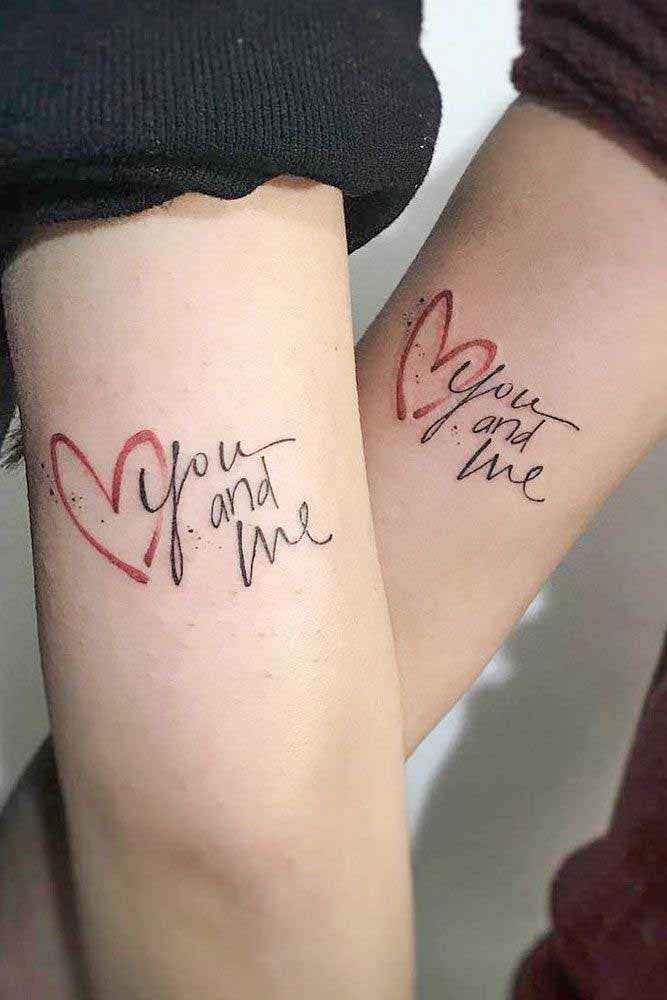 Deux tatouages avec deux coeurs rouges et la mention “toi et moi” gravée en noir