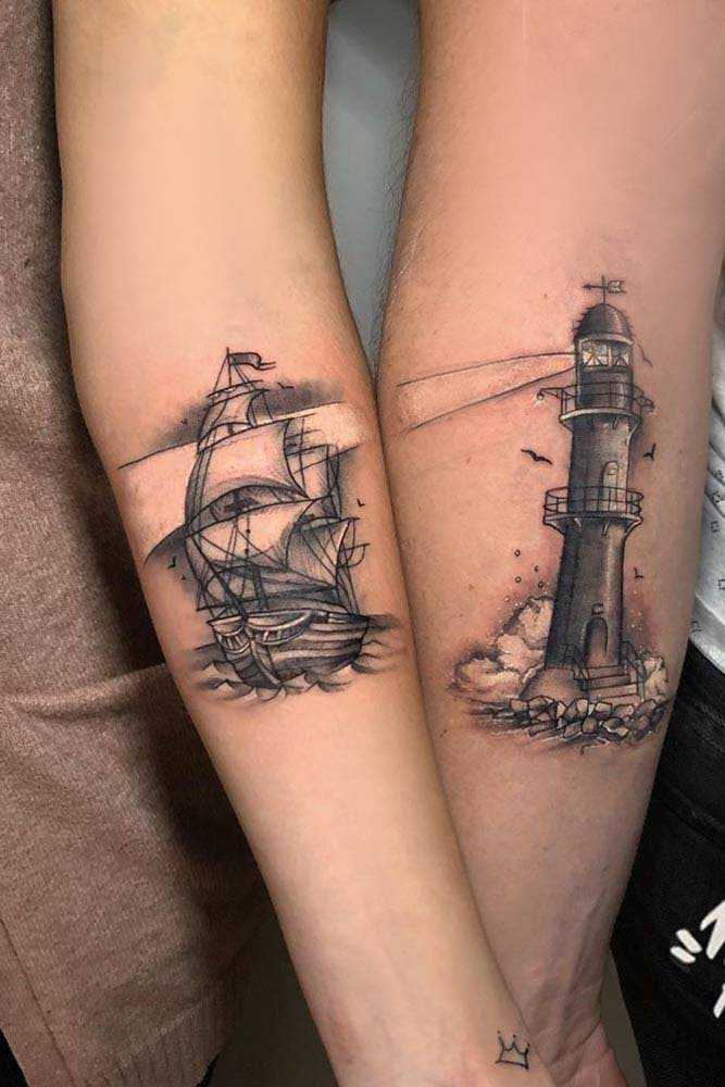 Deux tatouages représentant un phare qui éclaire le chemin et montre la voie à un navire