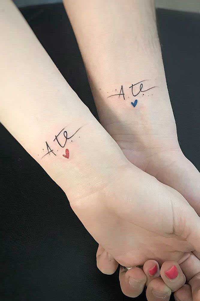 Deux tatouages avec lettrage et petits cœurs