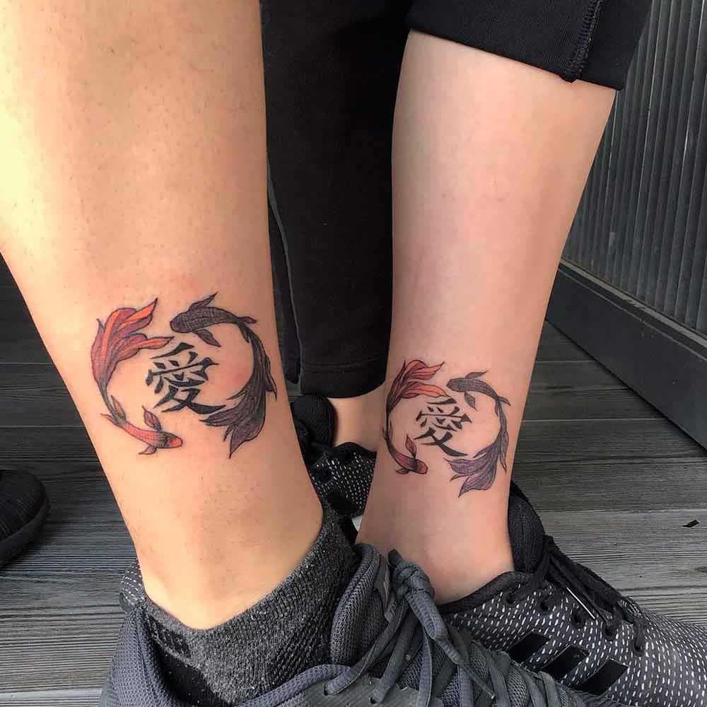 Deux tatouages similaires représentant des poissons carpe koi qui tournent en rond avec lettrage chinois