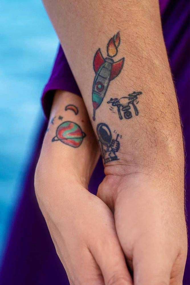 Deux tatouages représentant d’un côté une planète et de l’autre une soucoupe volante qui se dirige droit vers elle
