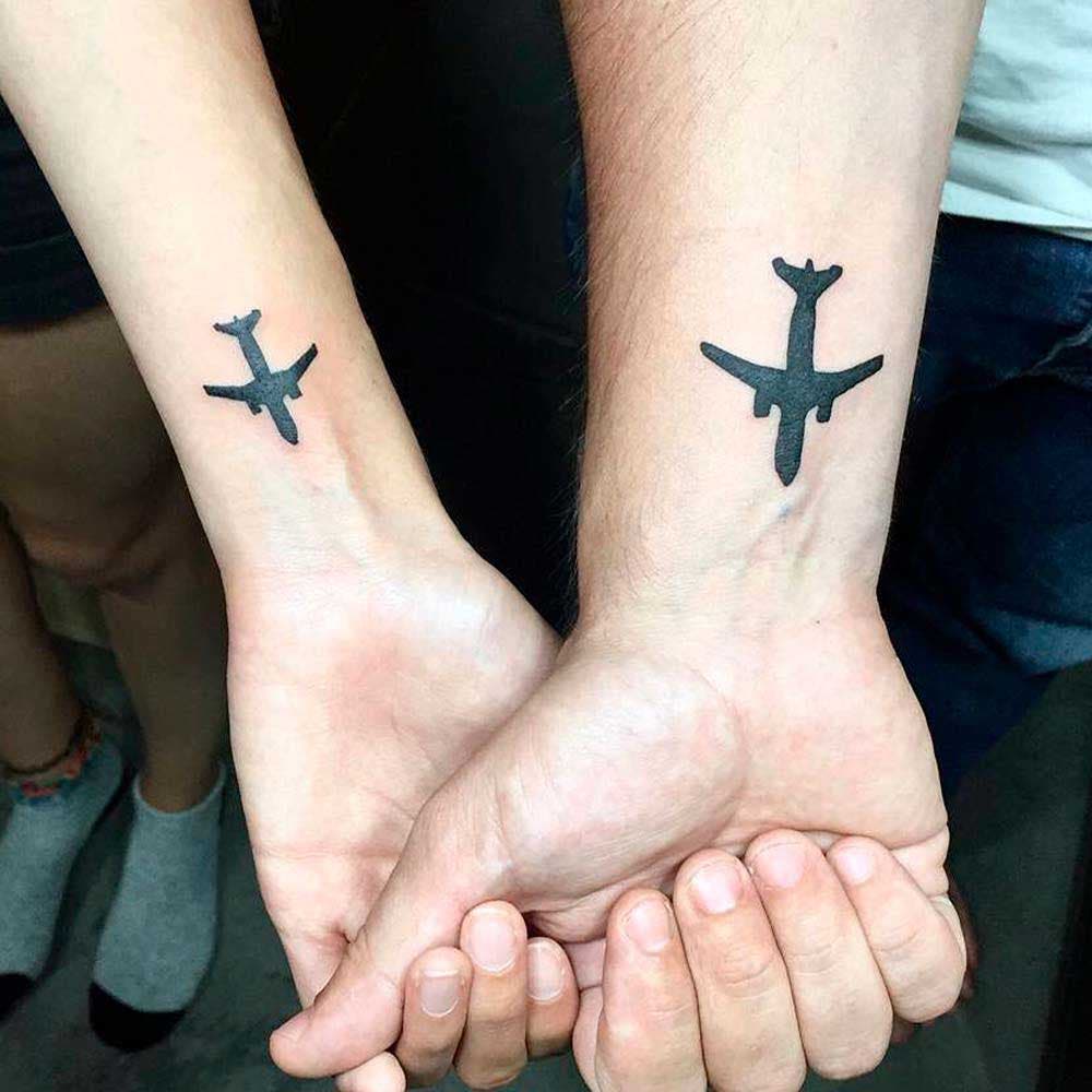 Deux tatouages similaires représentant des avions