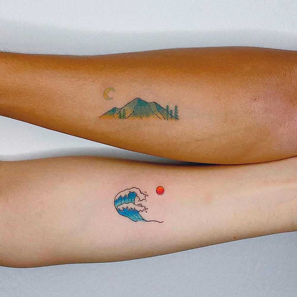 Deux tatouages représentant une montagne de nuit et une grosse vague en journée
