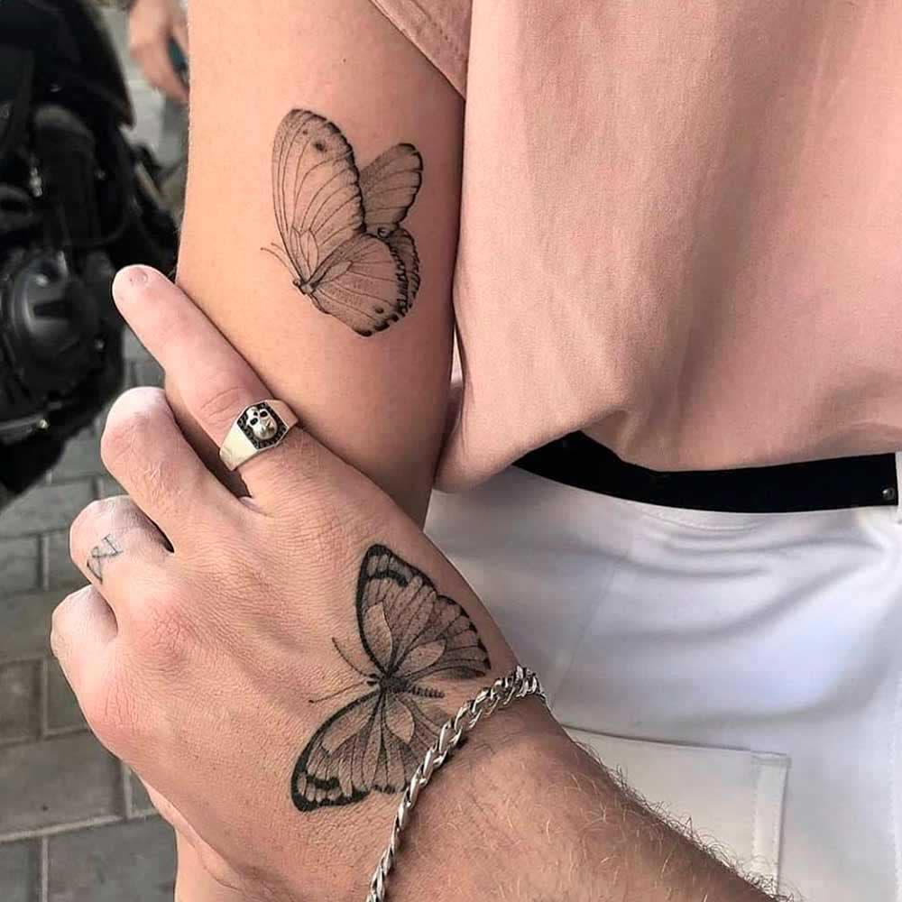 Deux tatouages représentant des papillons
