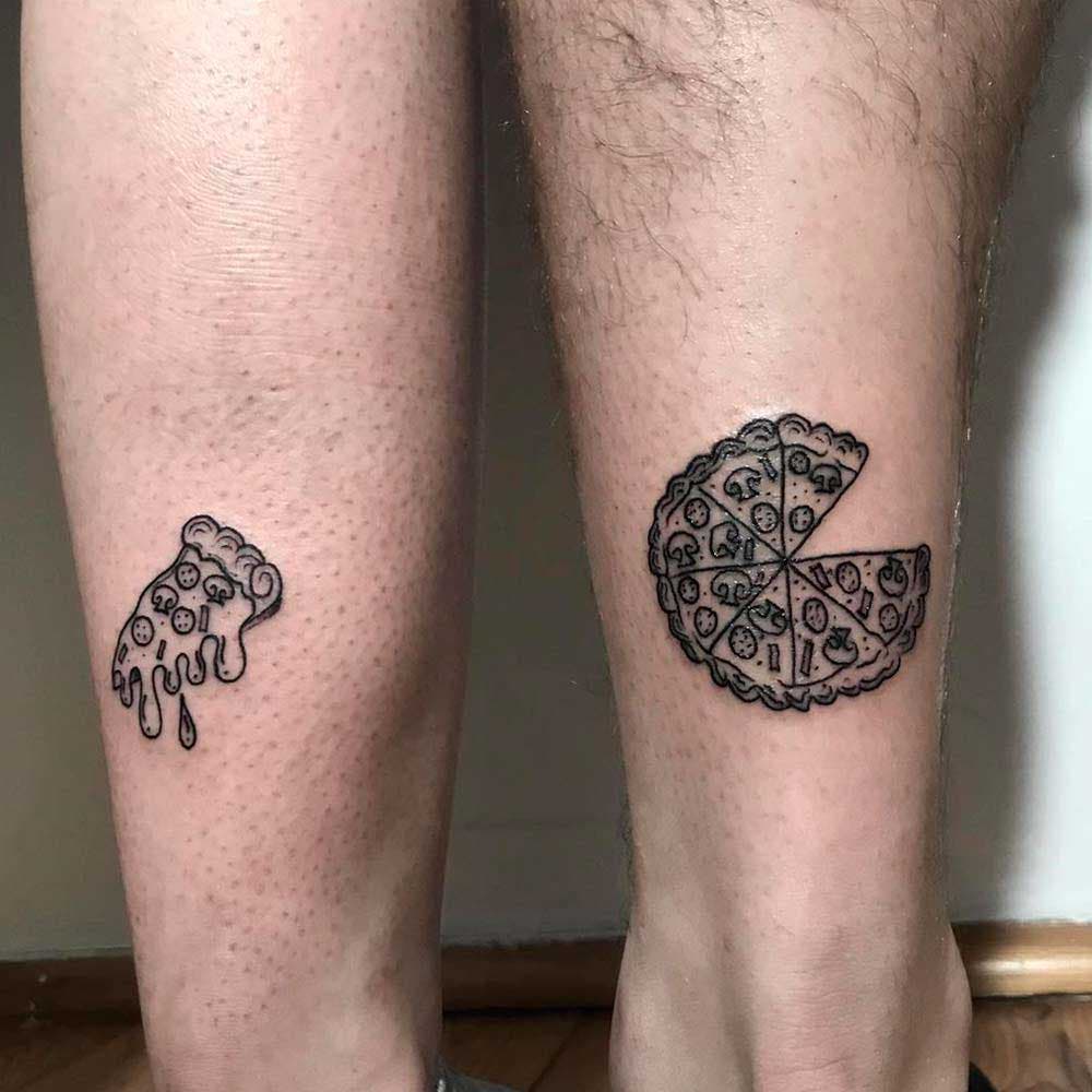Deux tatouages représentant d’un côté une pizza incomplète et de l’autre une tranche de pizza gourmande