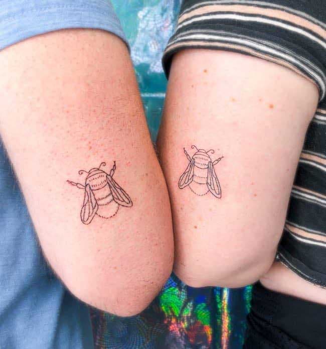 Deux tatouages similaires représentant des abeilles