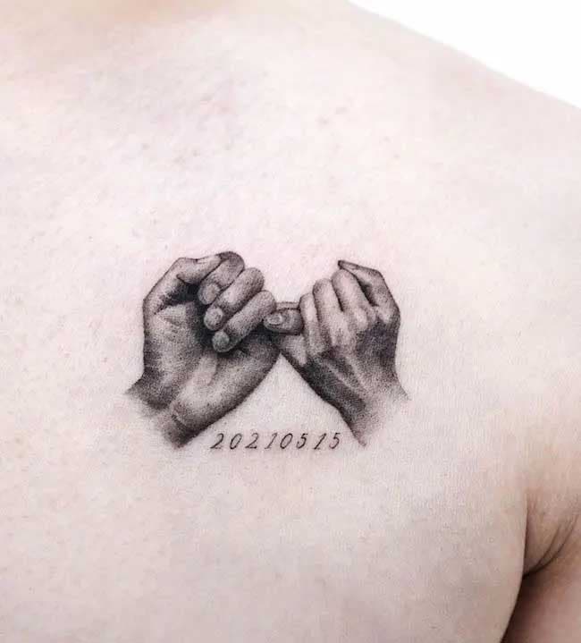 Un tatouage représentant le signe de la main pour faire une promesse