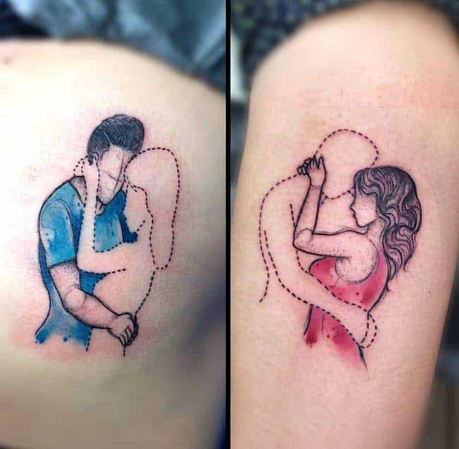 Deux tatouages similaires représentant un couple entrelacé avec l’homme puis la femme en pointiés