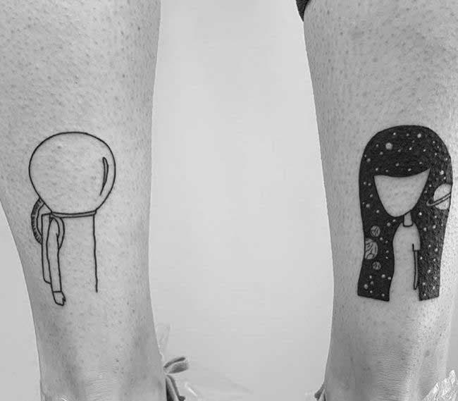 Deux tatouages représentant d’un côté un astronaute et de l’autre une fille à la chevelure spatiale