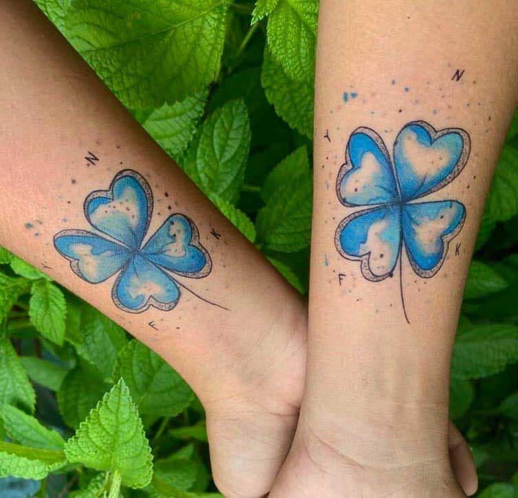 Deux tatouages similaires représentant un trèfle à 4 feuilles. 
