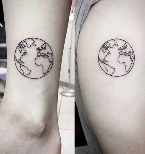 Deux tatouages similaires représentant la planète terre