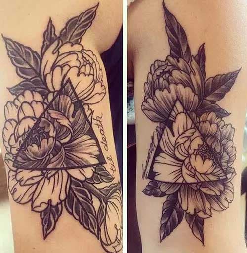 Deux grands tatouages représentant des fleurs et un triangle comportant un effet original
