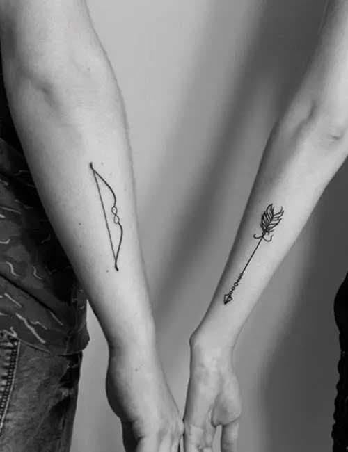 Deux tatouages représentant un arc d’un côté et une flèche de l’autre