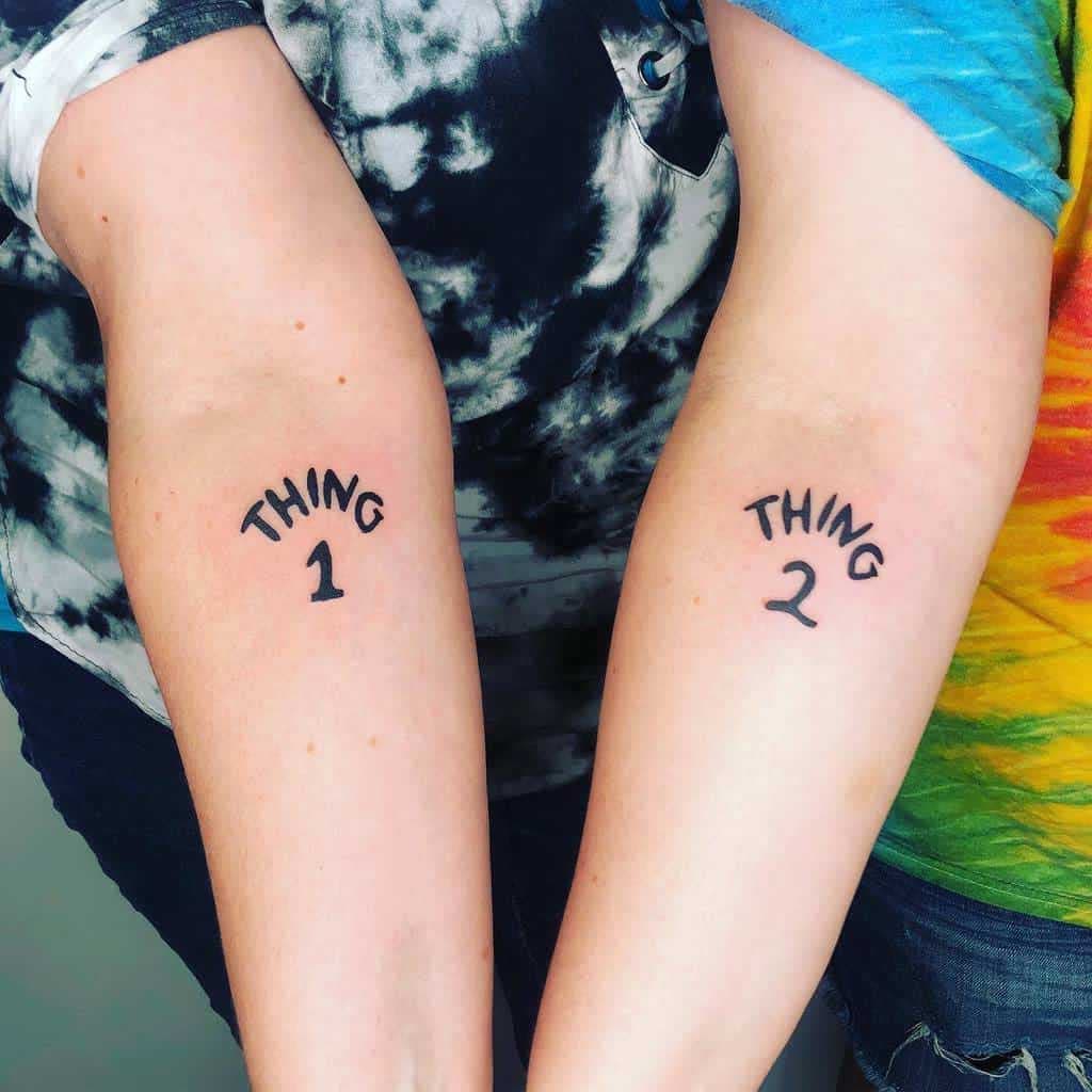 Deux tatouages avec les mentions “chose 1” et “chose 2”